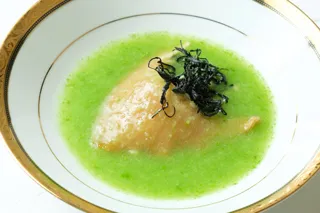 館山フカヒレの姿煮、そら豆と実山椒の酸辣スープ